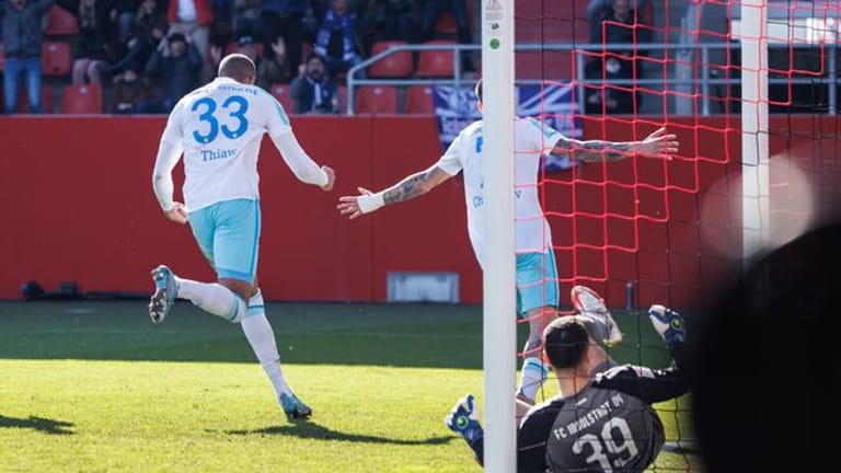 Schalkes Malick Thiaw (l) bejubelt sein Tor zum zwischenzeitlichen 2:0.