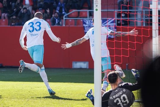 Schalkes Malick Thiaw (l) bejubelt sein Tor zum zwischenzeitlichen 2:0.