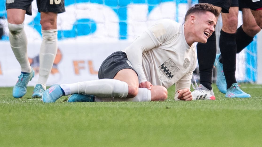 Schreckmoment: Leverkusens Florian Wirtz liegt mit schmerzverzerrtem Gesicht am Boden. Schreckmoment: Leverkusens Florian Wirtz liegt mit schmerzverzerrtem Gesicht am Boden.