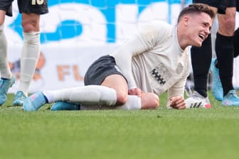 Schreckmoment: Leverkusens Florian Wirtz liegt mit schmerzverzerrtem Gesicht am Boden.