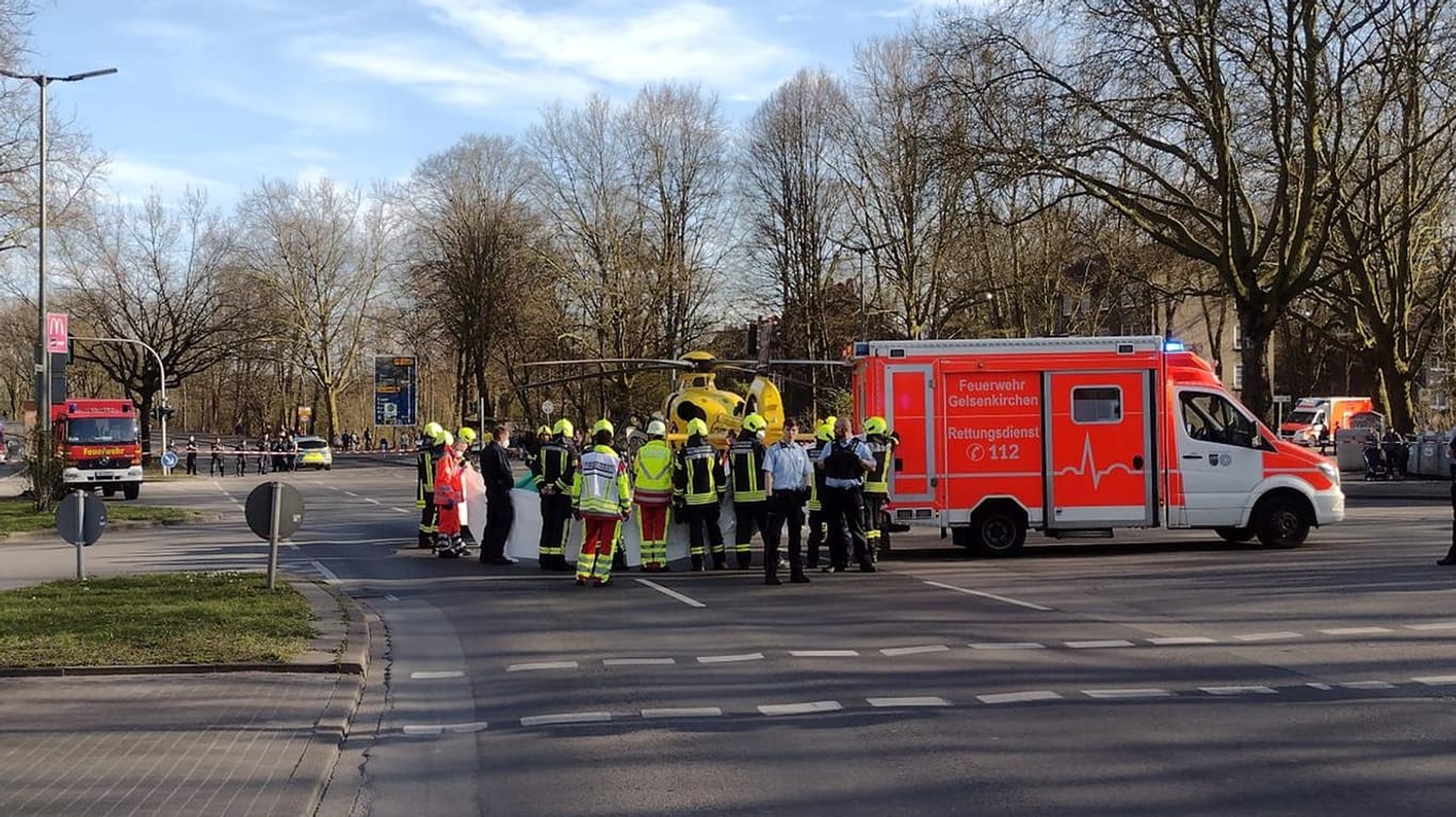 Wohnungsbrand in Gelsenkirchen: Ein Hubschrauber brachte eine Frau, die in Lebensgefahr schwebt, in eine Spezialklinik.