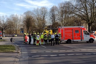 Wohnungsbrand in Gelsenkirchen: Ein Hubschrauber brachte eine Frau, die in Lebensgefahr schwebt, in eine Spezialklinik.