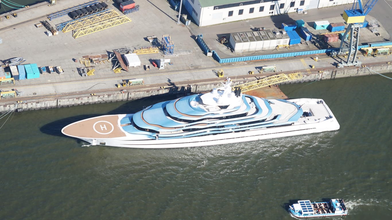 Luxusjacht "Kaos" im Hamburger Hafen: Wie riesig das 300 Millionen US-Dollar teure Schiff ist, lässt sich im Vergleich mit dem Touristenboot rechts unten gut erkennen.
