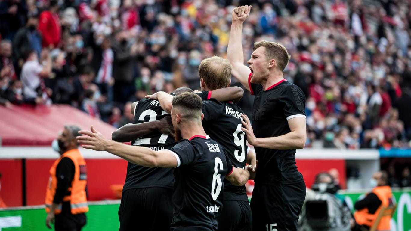 Jubel beim Rivalen: Die Kölner Spieler feiern den Erfolg bei Bayer Leverkusen.