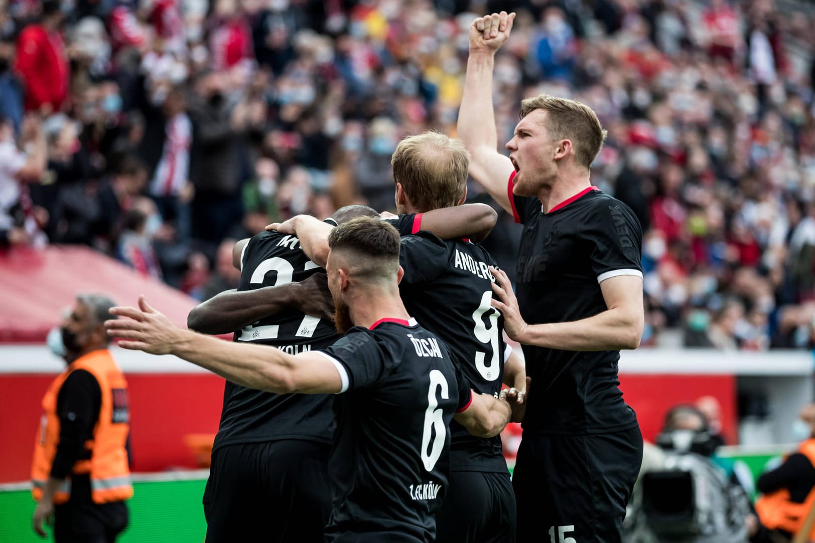Jubel beim Rivalen: Die Kölner Spieler feiern den Erfolg bei Bayer Leverkusen.