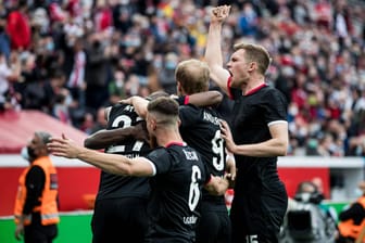 Jubel beim Rivalen: Die Kölner Spieler feiern den Erfolg bei Bayer Leverkusen.