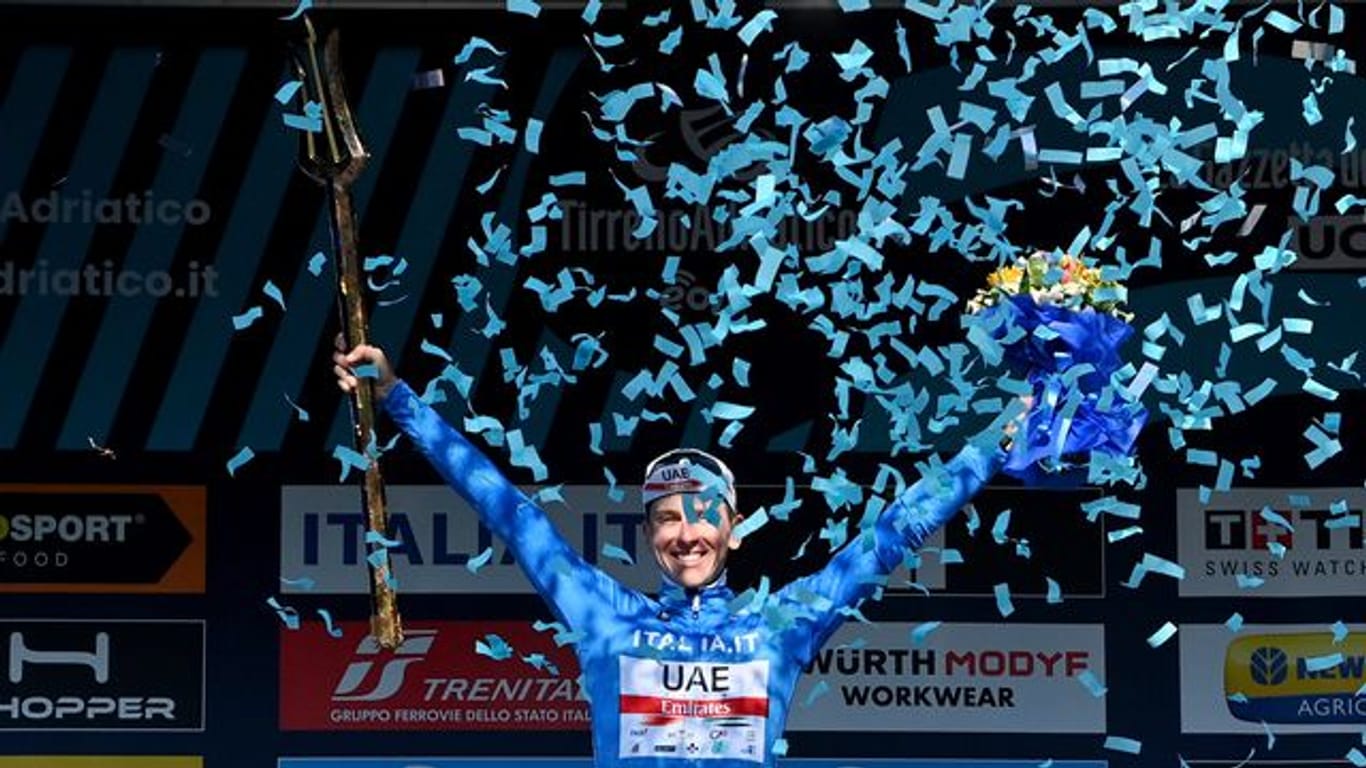 Tadej Pogacar feiert seinen Gesamtsieg bei der Tirreno-Adriatico.