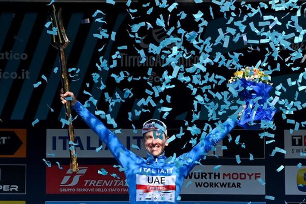 Tadej Pogacar feiert seinen Gesamtsieg bei der Tirreno-Adriatico.
