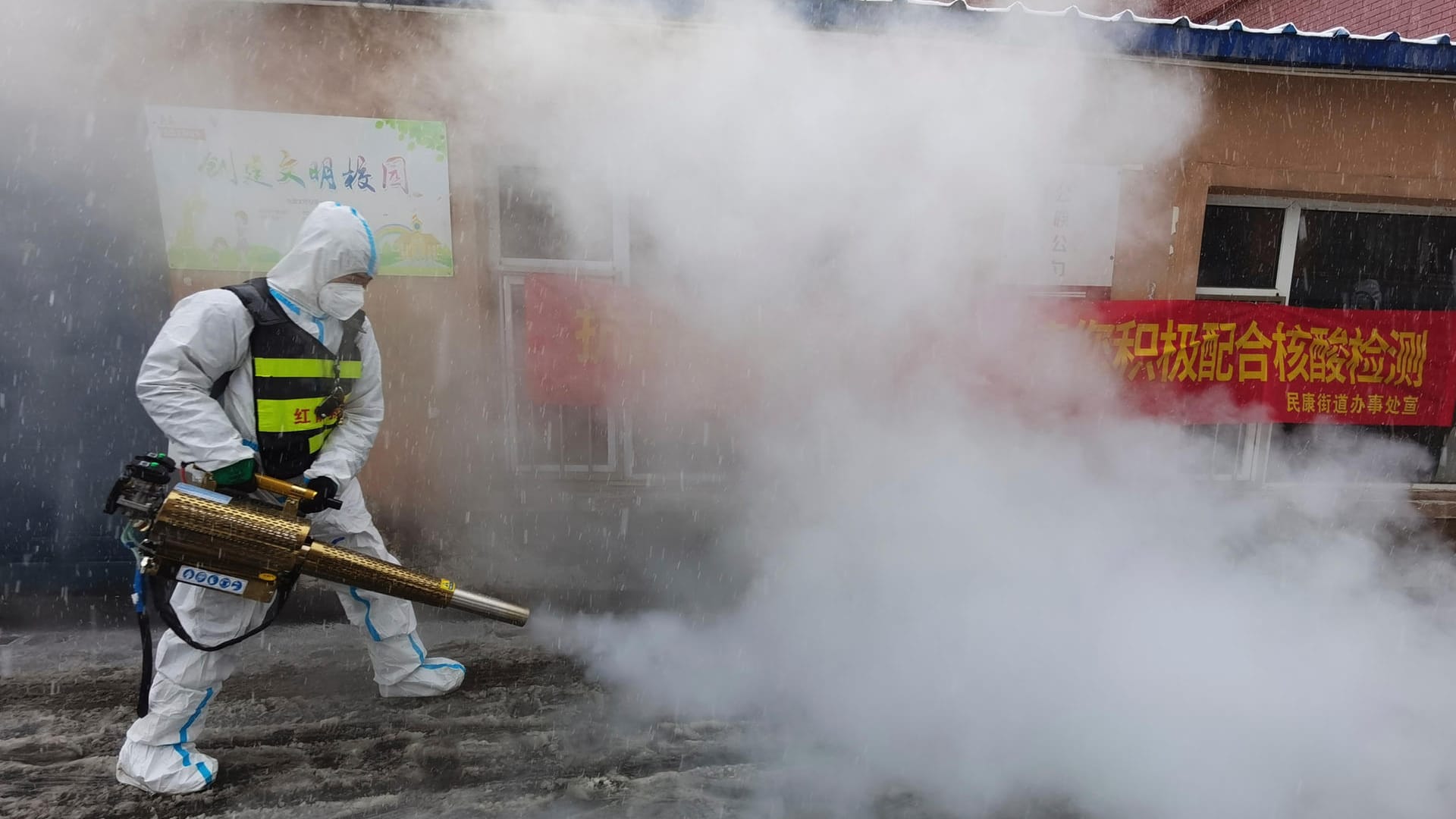 Changchun: Ein Freiwilliger desinfiziert ein Gebiet. Die nordostchinesische Metropole wurde nach mehreren Hundert Corona-Infektionen in einen Lockdown geschickt.