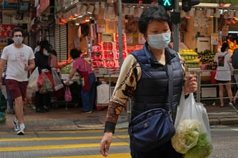 Hongkong: Die Regierungschefin des Gebiets, Carrie Lam, warnte, dass der Höhepunkt der jüngsten Welle von Coronavirus-Infektionen möglicherweise noch nicht überschritten sei.