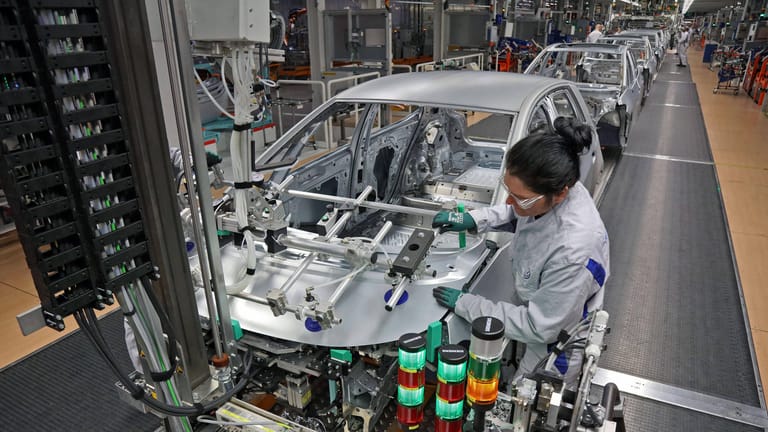 Volkswagen-Produktion in Zwickau (Symbolbild): Deutsche Autobauer sind auf Zulieferer in der Ukraine angewiesen.
