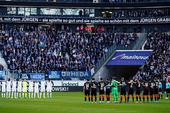 Die Frankfurter und Bochumer Spieler gedenken vor dem Spiel der verstorbenen Eintracht-Legende Jürgen Grabowski.