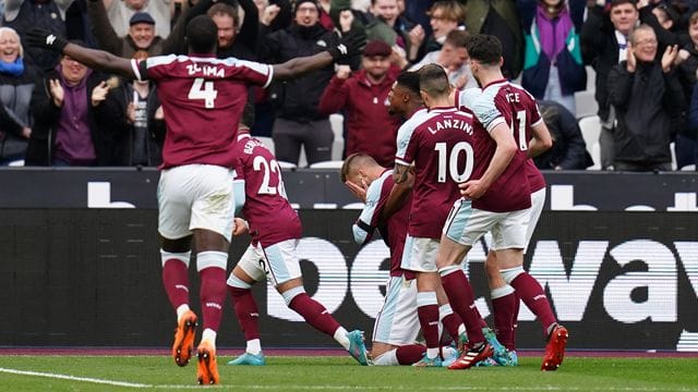 West-Ham-Profi Andrej Jarmolenko (M) fiel nach seinem Tor zum 1:0 auf die Knie. West-Ham-Profi Andrej Jarmolenko (M) fiel nach seinem Tor zum 1:0 auf die Knie.