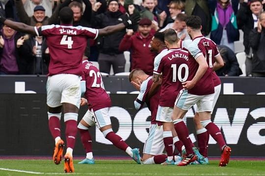 West-Ham-Profi Andrej Jarmolenko (M) fiel nach seinem Tor zum 1:0 auf die Knie.