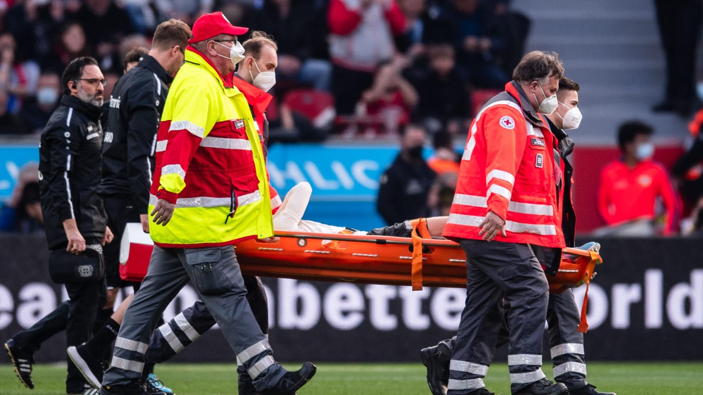 Florian Wirtz: Hier wird der Nationalspieler vom Platz getragen.