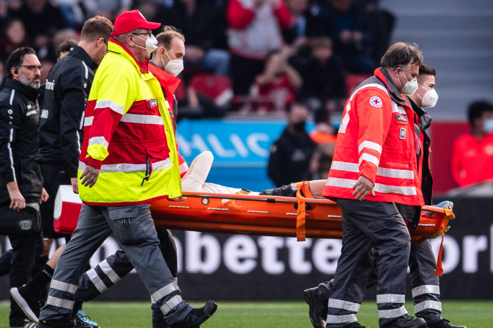 Florian Wirtz: Hier wird der Nationalspieler vom Platz getragen.