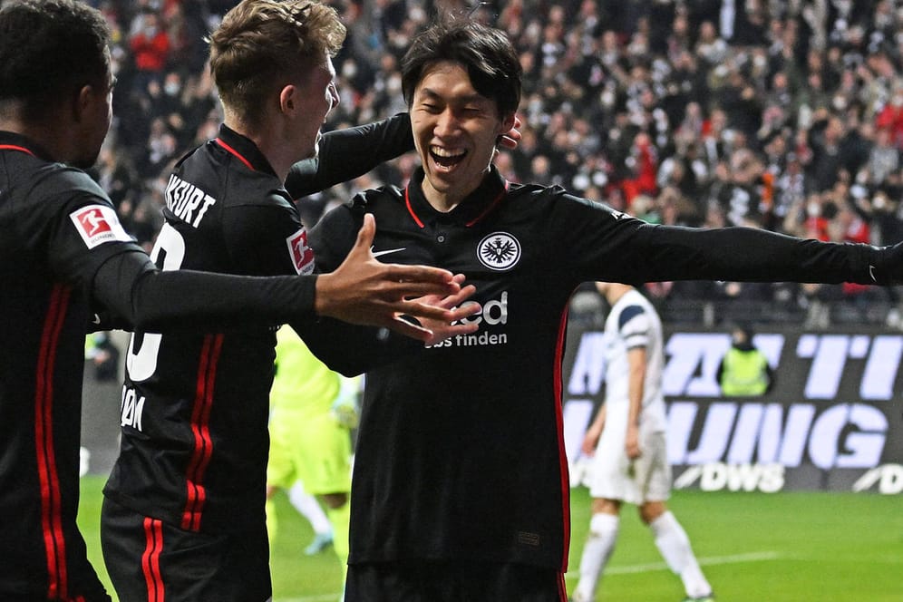 Frankfurter Freude: Daichi Kamada (r.) und seine Teamkollegen feiern den entscheidenden Treffer gegen Bochum.