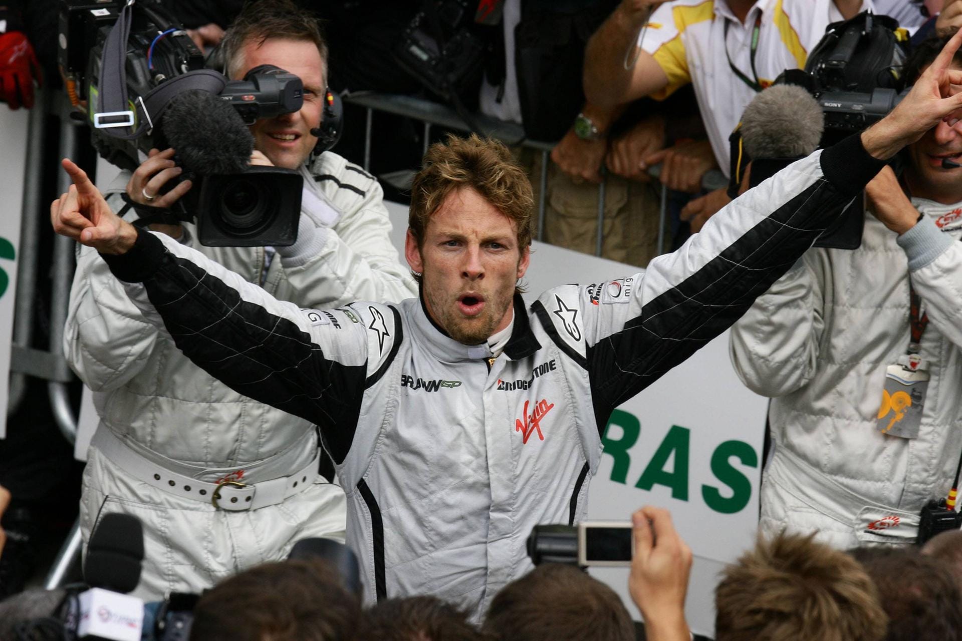 So jubelt ein Weltmeister: Jenson Button schaffte 2009 den Coup mit dem damals neuen Rennstall Brawn GP. Der Brite gewann sechs der ersten sieben Saisonrennen und führte das Gesamtklassement das ganze Jahr über an. Es war die einzige Saison von Button für den Rennstall – auch das Team ging 2010 in Mercedes auf. Insgesamt 17 Jahre fuhr Button in der Formel 1, seine letzte Station war auch seine längste: Sieben Jahre für McLaren (2010-2017).