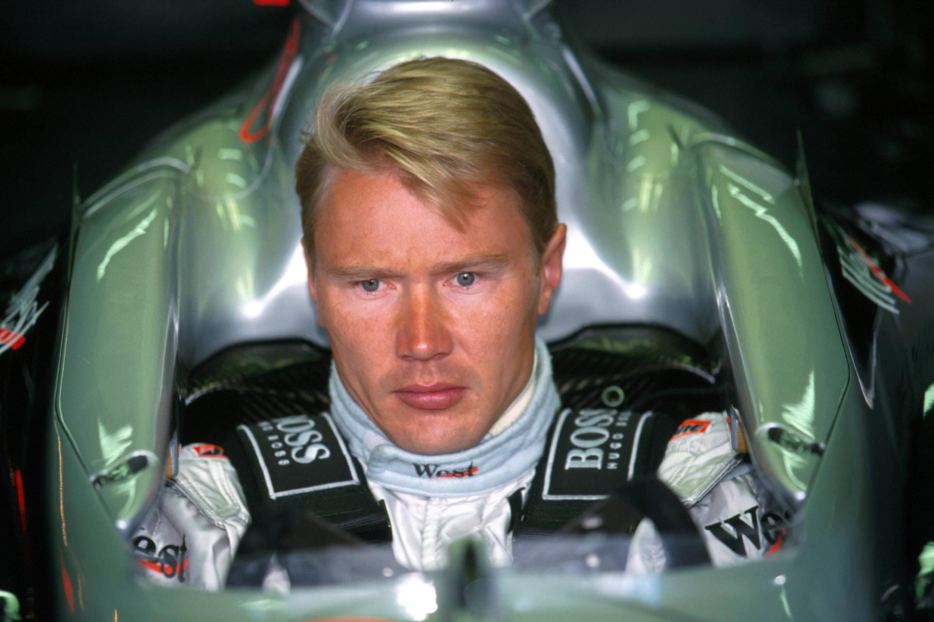 Mika Häkkinen im Mercedes-Cockpit in der Saison 1999: "Der fliegende Finne" war der große Rivale von Michael Schumacher, holte sich 1998 und 1999 den Titel. Schumi erklärte einst sogar, der Wettbewerb mit dem stillen Häkkinen sei für ihn am erfüllendsten gewesen. Häkkinen fuhr von 1991 bis 2001 in der Formel 1.