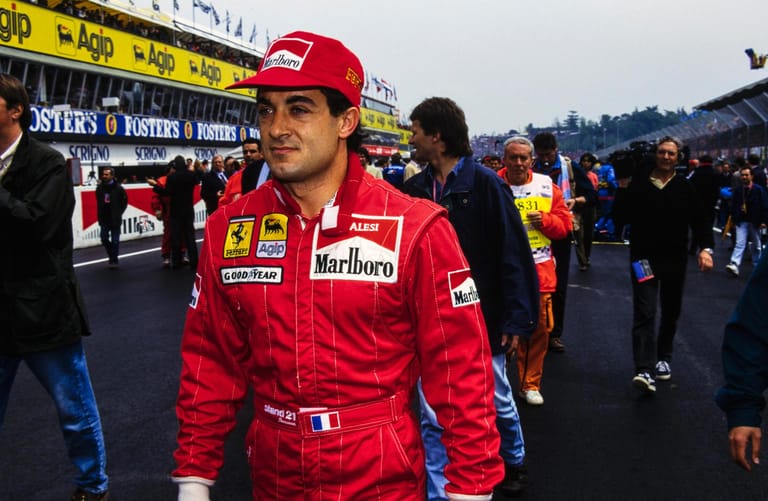 Zwölf Jahre lang fuhr Jean Alesi in der Formel 1, war eines der bekanntesten Gesichter, war auch in Deutschland in einer Shampoo-Werbung zu sehen. In seiner Zeit bei Ferrari (1991-1995) wurde der Franzose mit sizilianischen Wurzeln durch seinen Fahrstil zum Publikumsliebling der Tifosi. Zu einem Sieg reichte es zwischen 1989 und 2001 nur ein Mal: 1995 in Montréal.