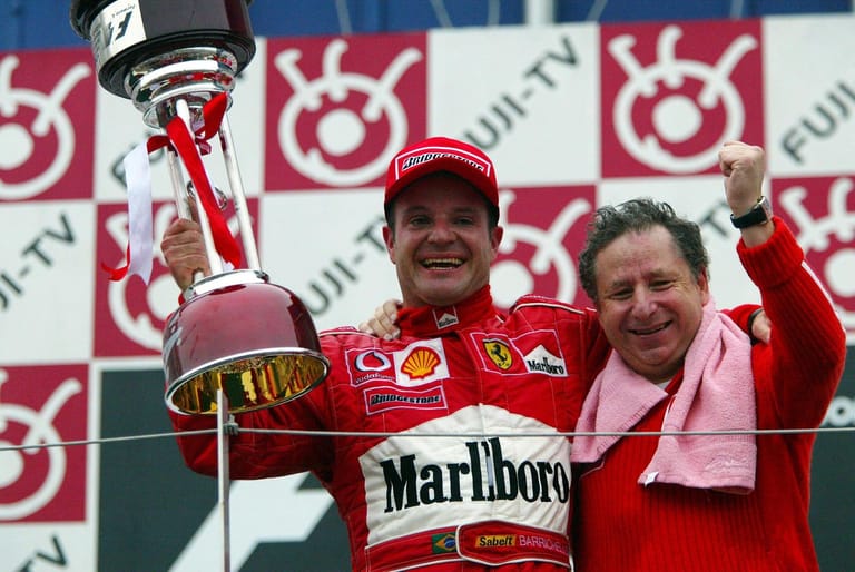 Er war DER Teamkollege von Michael Schumacher bei Ferrari: Rubens Barrichello fuhr zwischen 2000 und 2005 an der Seite von Schumi, hatte maßgeblichen Anteil am Erfolg des Teams. 2002 und 2004 wurde der Brasilianer Vize-Weltmeister hinter dem Deutschen. "Rubinho" ging insgesamt zwischen 1993 und 2011 in der Formel 1 an den Start, hatte seine größte Zeit aber bei der "Scuderia".