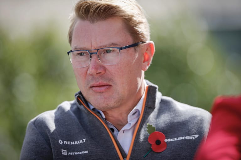 Nach Ende seiner Karriere in der Königsklasse versuchte sich Häkkinen noch als Rallyefahrer, fuhr dann von 2005 bis 2007 in der DTM für Mercedes – mit durchwachsenem Erfolg. Heute ist der mittlerweile 53-Jährige noch hin und wieder als Experte rund um die Formel 1 im Einsatz, war an der Entwicklung einer Social-Media-App beteiligt.