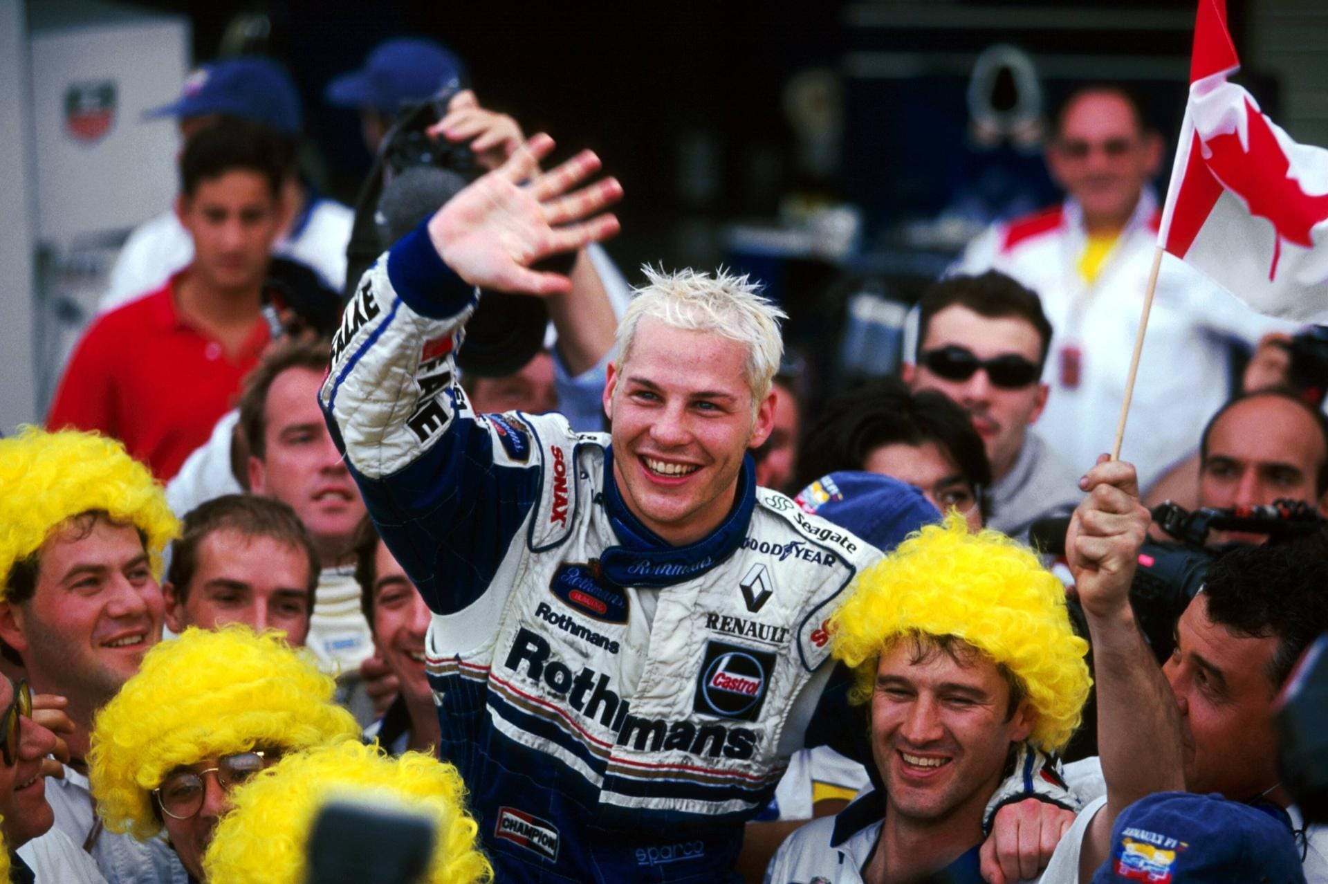 Weltmeister! 1997 war Jacques Villeneuve am Ziel, holte mit 26 Jahren den Titel in der Königsklasse. Der Sohn von Formel-1-Legende Gilles Villeneuve ist bis heute der einzige kanadische Titelträger, ging nicht nur für seine Fahrkünste in die Geschichte ein, sondern auch für seine Frisuren. Nach zehn Jahren in der Formel – unter anderem für Williams und Renault – fuhr Villeneuve ab 2006 für diverse andere Motorsportserien, unter anderem im Nascar.