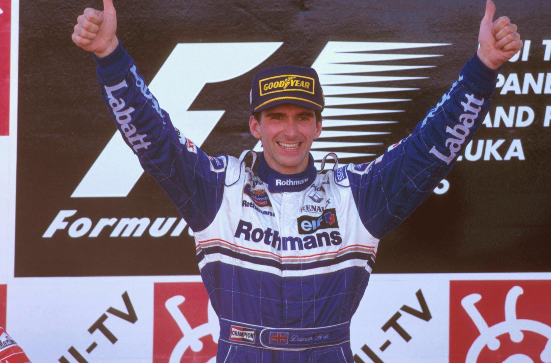 1996 schrieb Damon Hill Geschichte: Zum ersten Mal in der Formel-1-Historie konnte sich der Sohn eines Weltmeisters ebenfalls den Titel sichern – Graham Hill fuhr 1962 und 1968 zum WM-Erfolg, Damon dann 28 Jahre später. Und: Hill war der erste große Rivale für Michael Schumacher, löste den Doppel-Weltmeister nach dessen Titeln 1994 und 1995 ab.