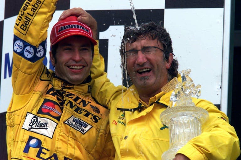 Heinz-Harald Frentzen mit Teamchef Eddie Jordan nach seinem Sieg beim Großen Preis von Frankreich in Magny Cours 1999: Der Mönchengladbacher startete zwischen 1994 und 2003 in der Königsklasse, ging bei 157 Rennen an den Start. 1997 wurde Frentzen im Williams Vizeweltmeister, gewann in seiner Karriere drei Grand Prix.