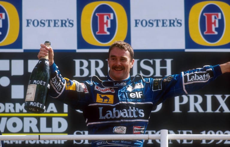 Nigel Mansell feiert seinen Sieg beim Heimrennen in Silverstone 1992. Im selben Jahr krönte sich der Brite zum Formel-1-Weltmeister – der Höhepunkt der Karriere des damaligen Williams-Piloten. Mansell startete zwischen 1980 und 1995 in der Königsklasse, war berühmt-berüchtigt für seinen riskanten, teilweise rücksichtslosen Fahrstil.