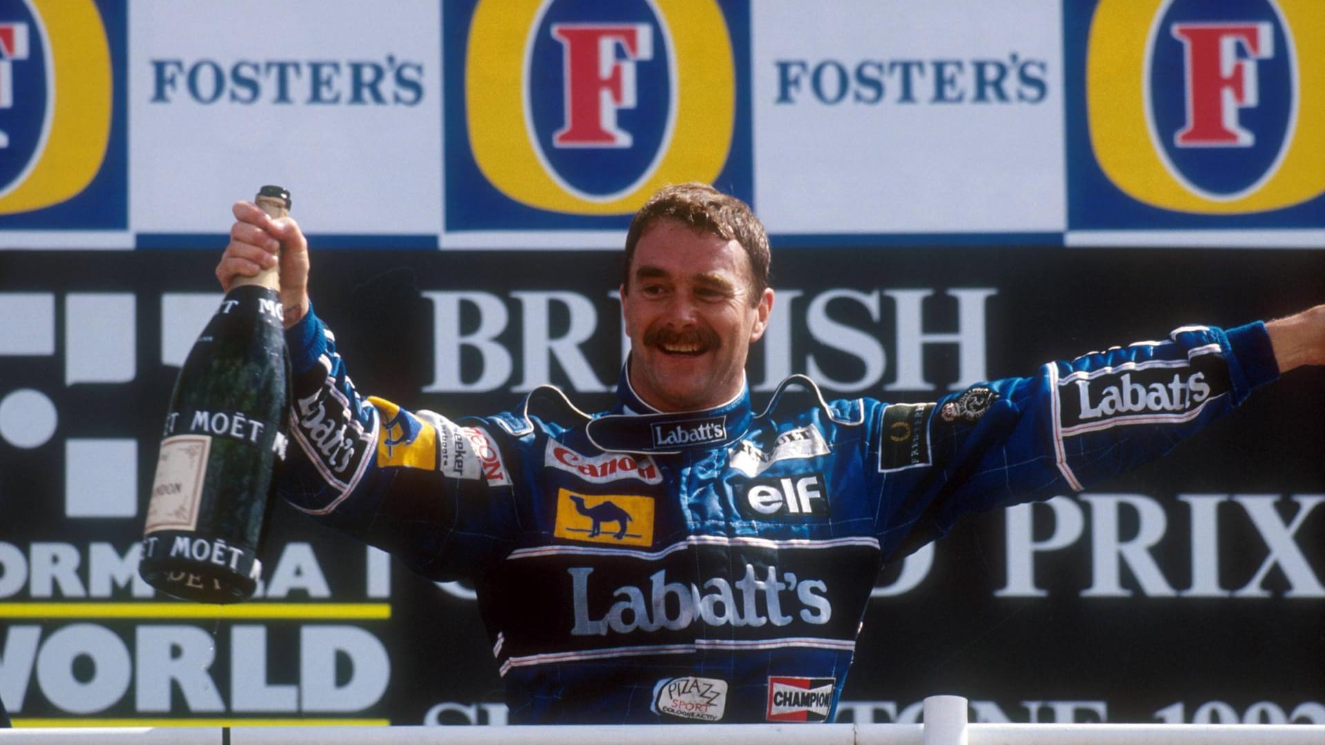 Nigel Mansell feiert seinen Sieg beim Heimrennen in Silverstone 1992. Im selben Jahr krönte sich der Brite zum Formel-1-Weltmeister – der Höhepunkt der Karriere des damaligen Williams-Piloten. Mansell startete zwischen 1980 und 1995 in der Königsklasse, war berühmt-berüchtigt für seinen riskanten, teilweise rücksichtslosen Fahrstil.