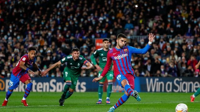 Barcelonas Ferran Torres trifft per Elfmeter zur 1:0-Führung.