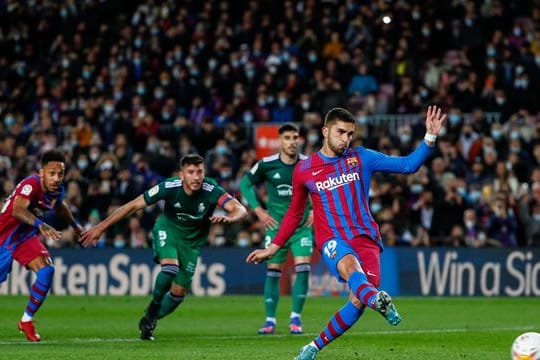 Barcelonas Ferran Torres trifft per Elfmeter zur 1:0-Führung.