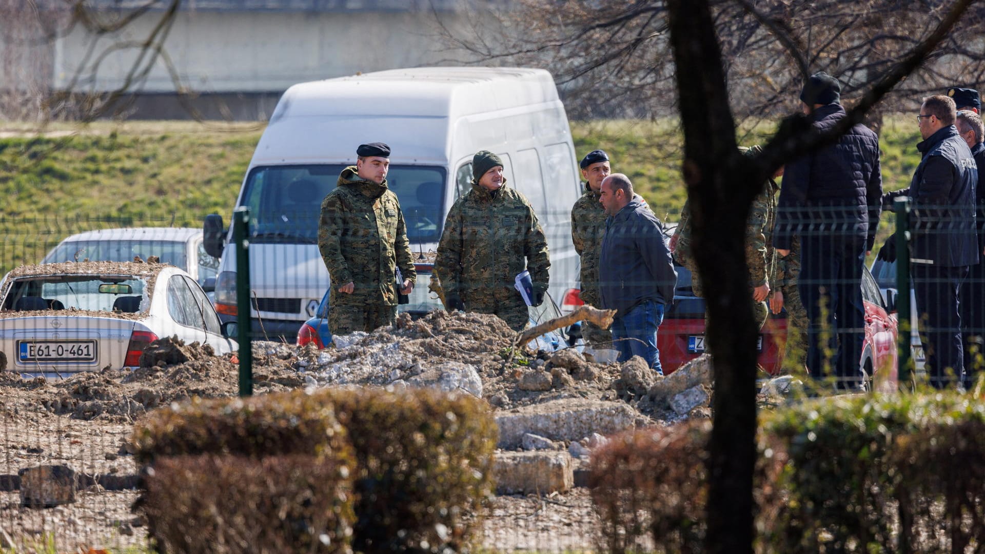 Polizei und Militärs stehen am Einschlagkrater in Zagreb: Offenbar war auch Sprengstoff an Bord gewesen.