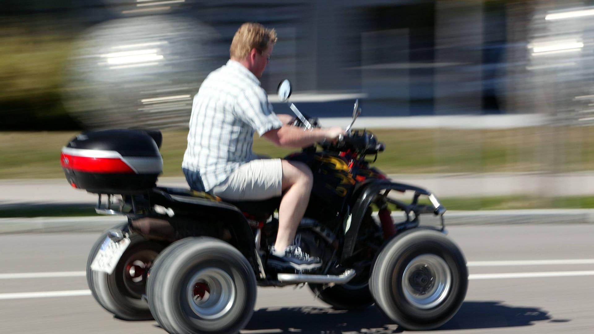 Ein Quad-Fahrer (Symbolbild): Bei einem Unfall in Hessen kamen zwei Männer ums Leben.