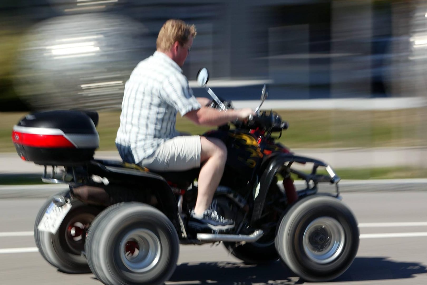 Ein Quad-Fahrer (Symbolbild): Bei einem Unfall in Hessen kamen zwei Männer ums Leben.