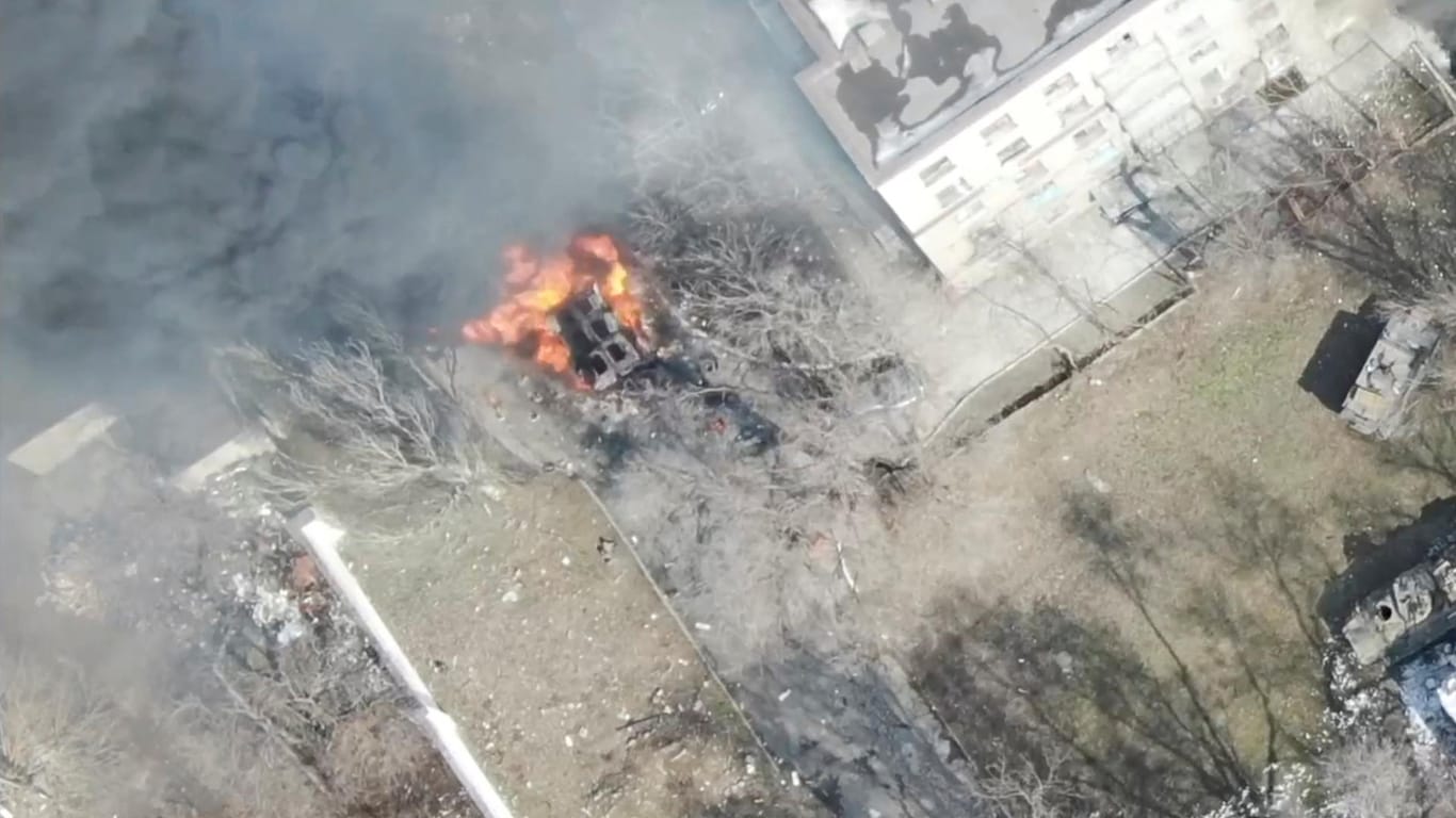 Eine Luftaufnahme zeigt ein brennendes russisches Militärfahrzeug in Mariupol.