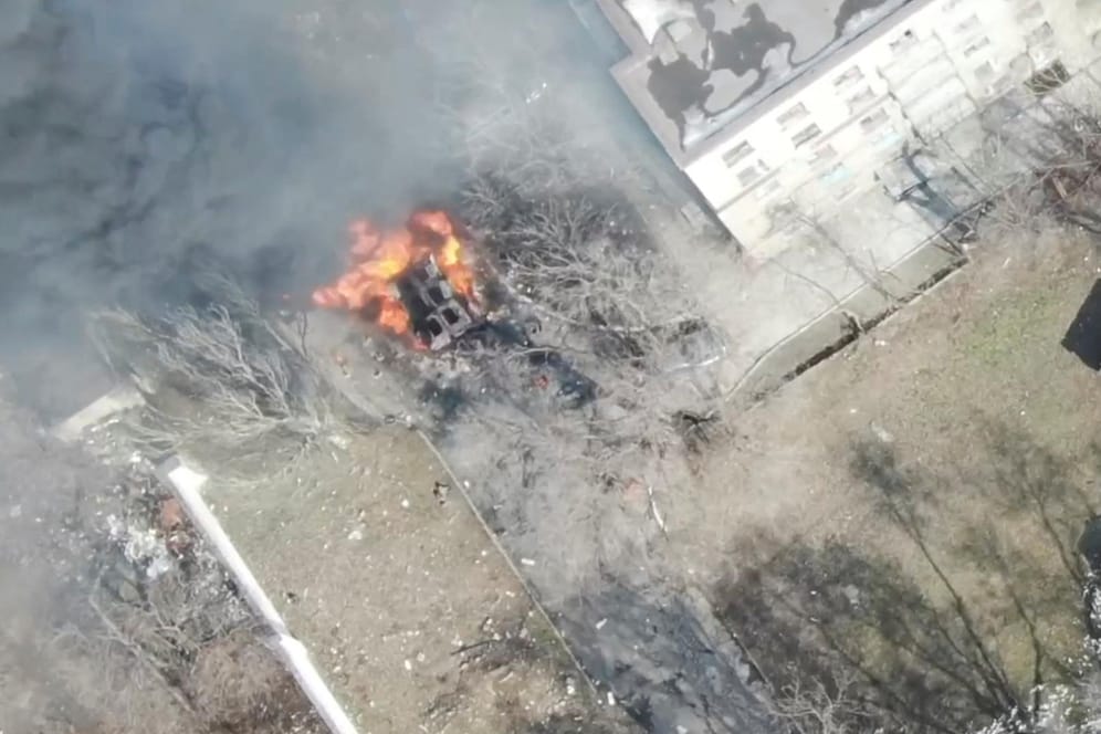 Eine Luftaufnahme zeigt ein brennendes russisches Militärfahrzeug in Mariupol.
