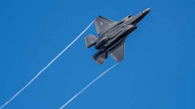 Ein US-Kampfflugzeug vom Typ F-35 fliegt über der Eifel bei Spangdahlem.