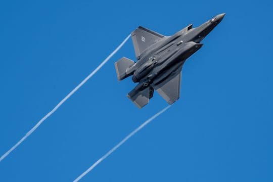 Ein US-Kampfflugzeug vom Typ F-35 fliegt über der Eifel bei Spangdahlem.