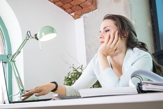 Monotone Routinen im Job führen zu Langeweile, Frust und im schlimmsten Fall zum Boreout.