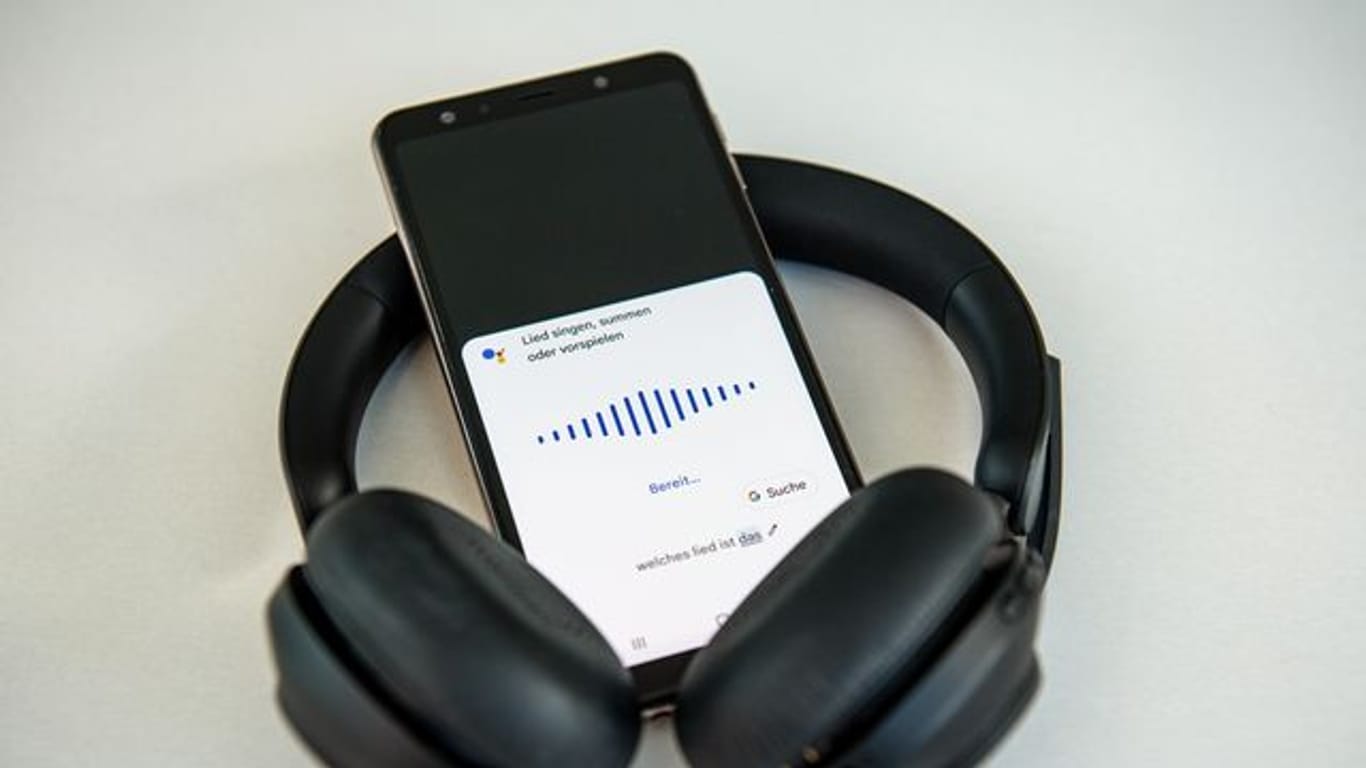 Ob Google Assistant oder Siri: Die Sprachassistenten auf dem Smartphone können gesungene, gesummte, gepfiffene oder einfach abgespielte Musiktitel erkennen.