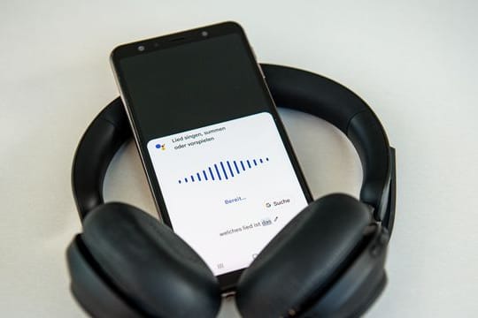 Ob Google Assistant oder Siri: Die Sprachassistenten auf dem Smartphone können gesungene, gesummte, gepfiffene oder einfach abgespielte Musiktitel erkennen.