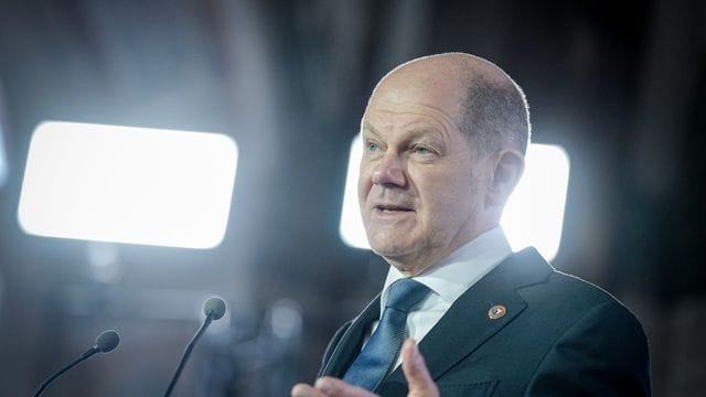 Bundeskanzler Olaf Scholz (SPD) bei einer Pressekonferenz im französischen Versailles.