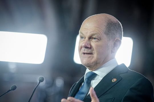 Bundeskanzler Olaf Scholz (SPD) bei einer Pressekonferenz im französischen Versailles.