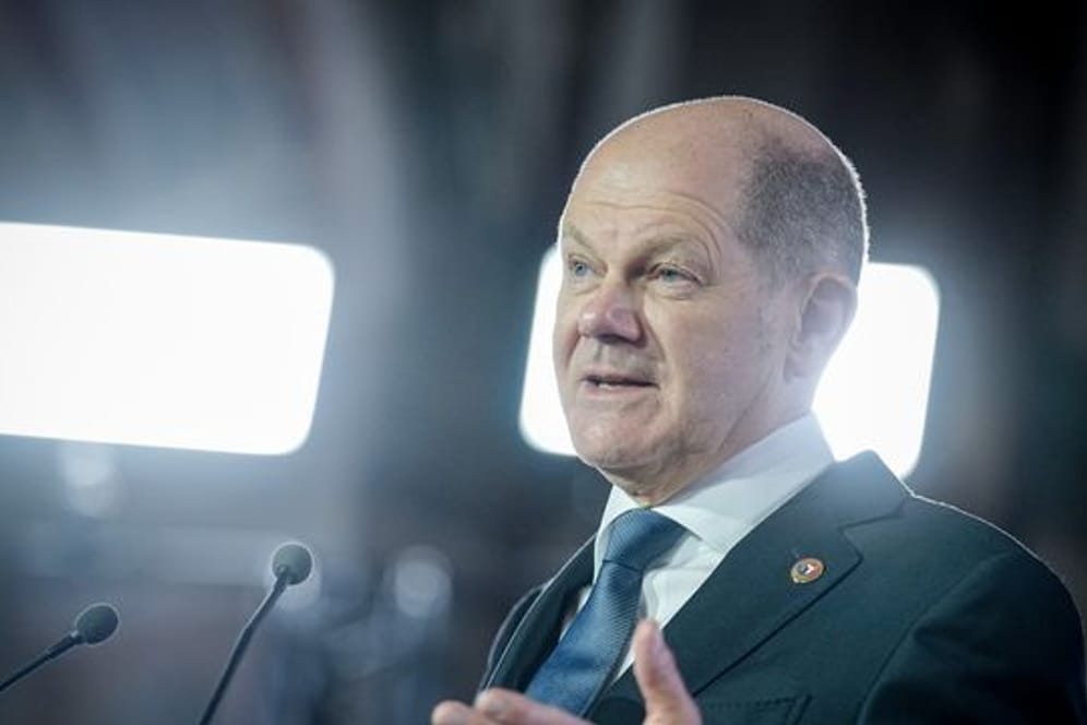 Bundeskanzler Olaf Scholz (SPD) bei einer Pressekonferenz im französischen Versailles.