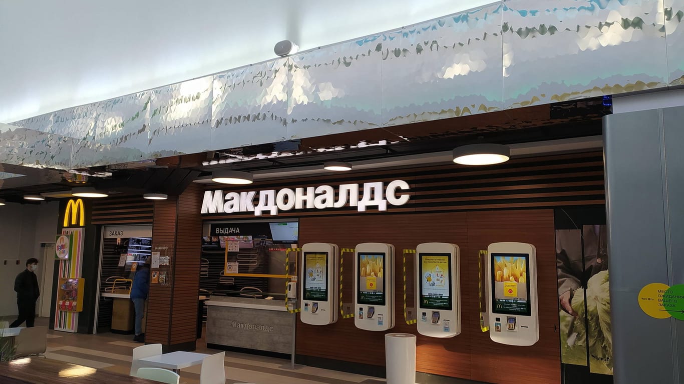 Ein McDonalds-Restaurant in St. Petersburg (Archivbild): Russland droht ausländischen Firmen.