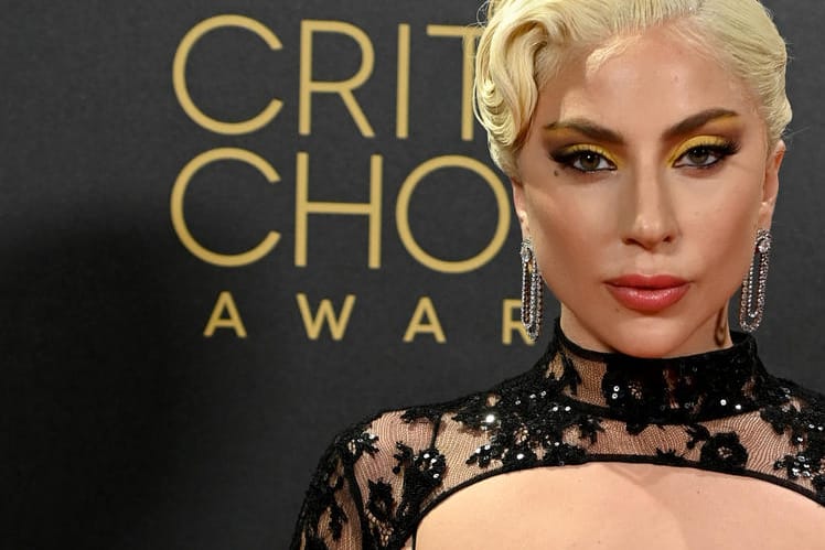 Lady Gaga: Die Sängerin und Schauspielerin trug bei den Critics Choice Awards in London ein glamouröses Kleid von Gucci.