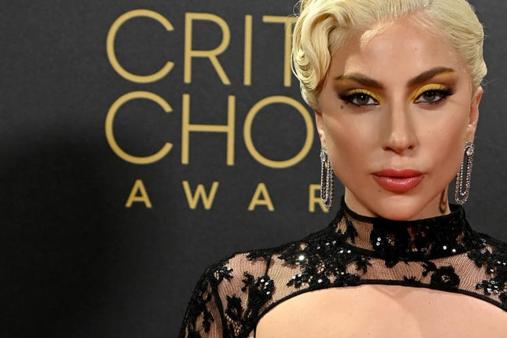Lady Gaga: Die Sängerin und Schauspielerin trug bei den Critics Choice Awards in London ein glamouröses Kleid von Gucci.