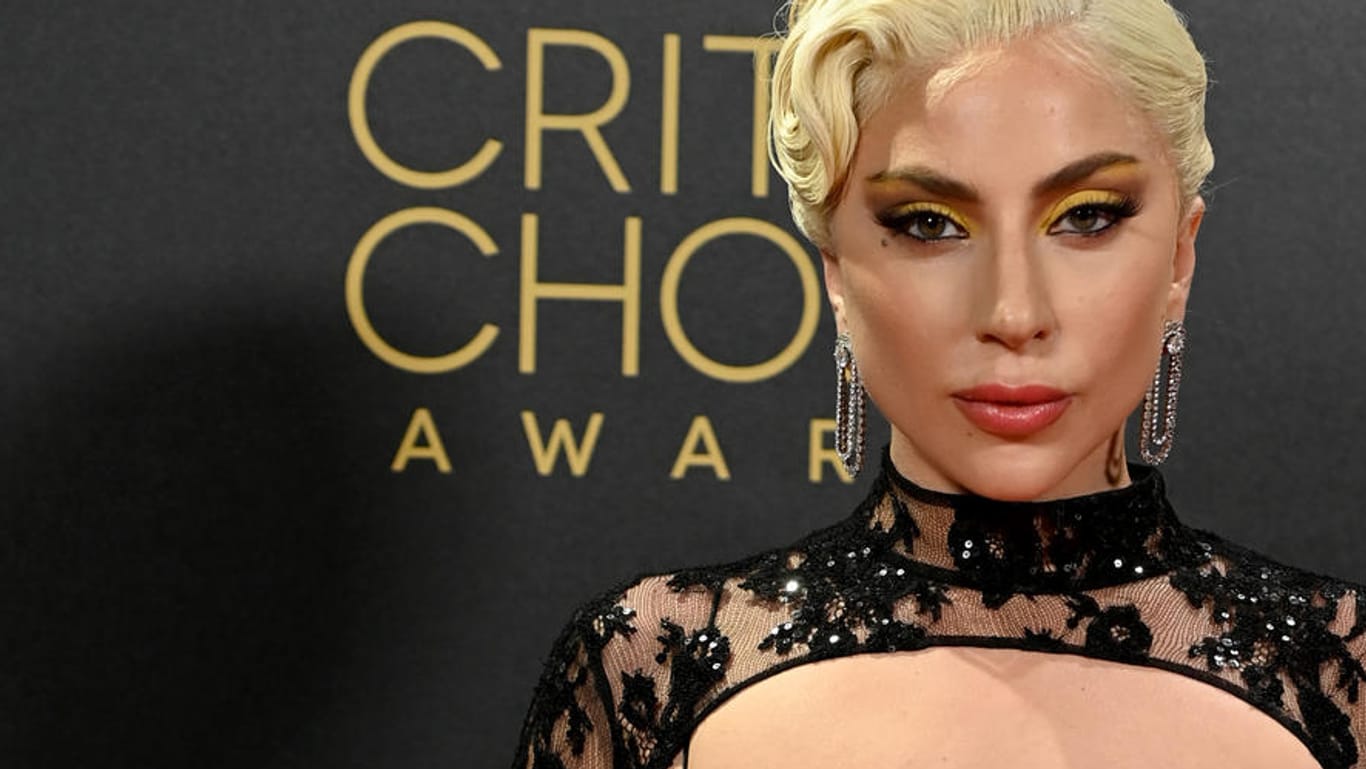 Lady Gaga: Die Sängerin und Schauspielerin trug bei den Critics Choice Awards in London ein glamouröses Kleid von Gucci.
